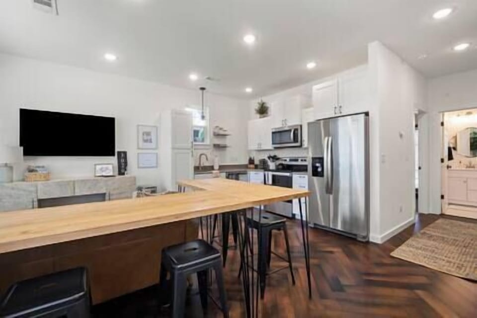 Living Room/Kitchen (2)