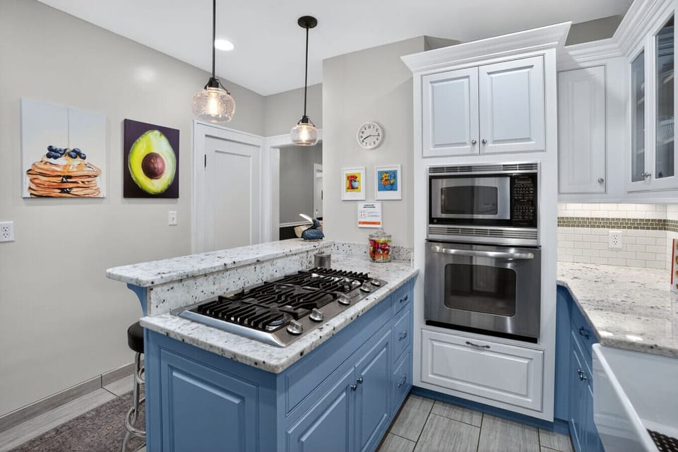 Kitchen-Our well-equipped kitchen is a haven for culinary creativity. With a wide range of high-end appliances, cookware, small appliances, dishes, and more, you`ll have everything you need to whip up the perfect meal.