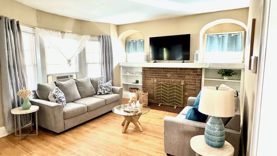 Spacious living room to relax, watch tv or play board games.