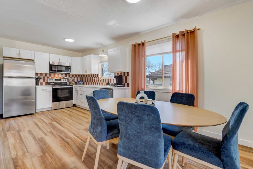 Our six-seater table offers the perfect setting for family meals, intimate dinners, and everything in between