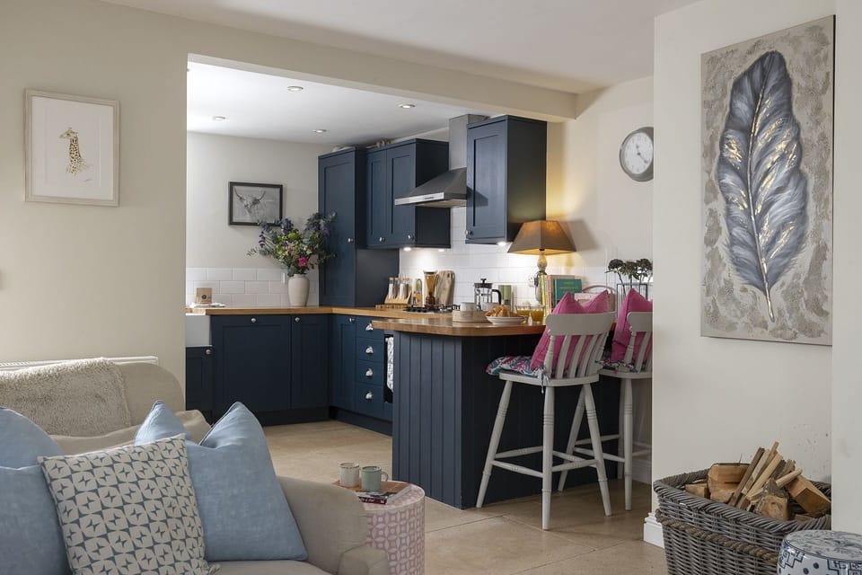 Harvey's Corner Cottage Kitchen - StayCotswold