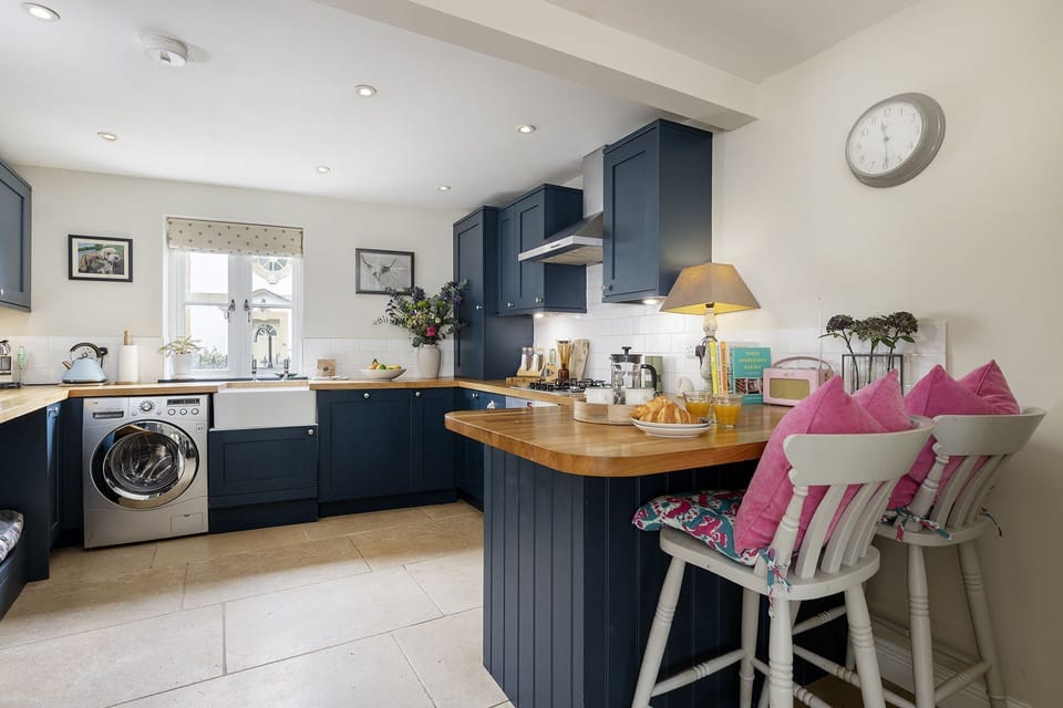 Harvey's Corner Cottage Kitchen - StayCotswold