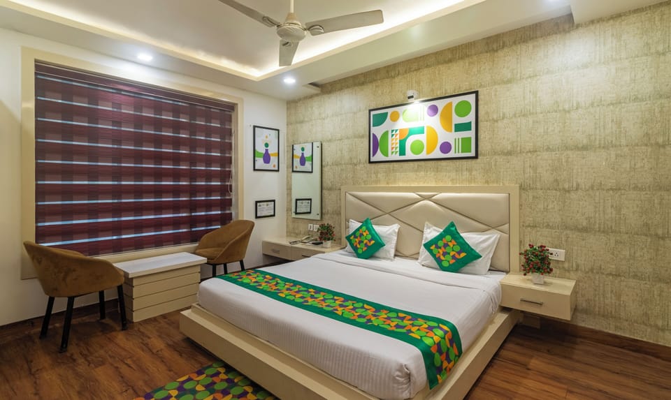 Deluxe Room | Desk, blackout drapes, iron/ironing board, rollaway beds