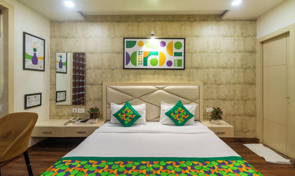 Deluxe Room | Desk, blackout drapes, iron/ironing board, rollaway beds