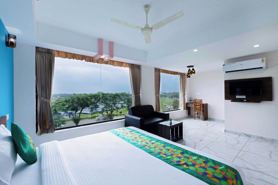 Deluxe Double Room | Desk, blackout drapes, iron/ironing board, bed sheets