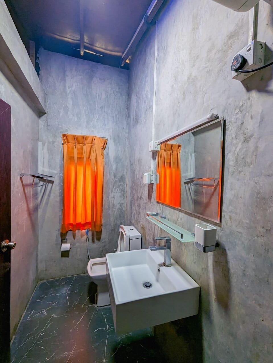 Deluxe Quadruple Room, Courtyard View | Bathroom | Bathrobes, towels