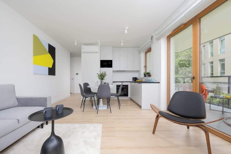 Stylish living room with coffe table. 