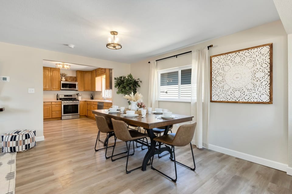 Dining Area | Seating for 6!