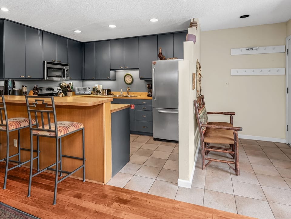 Condo, 4 Bedrooms | Private kitchen | Coffee/tea maker, fridge, oven, toaster