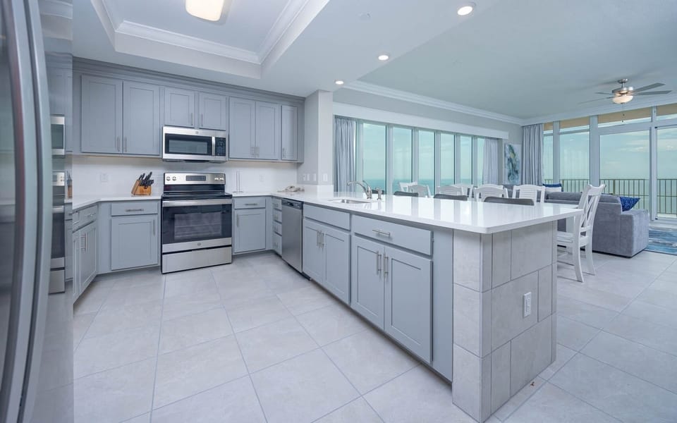 Condo, 4 Bedrooms | Private kitchen | Fridge, oven, coffee/tea maker