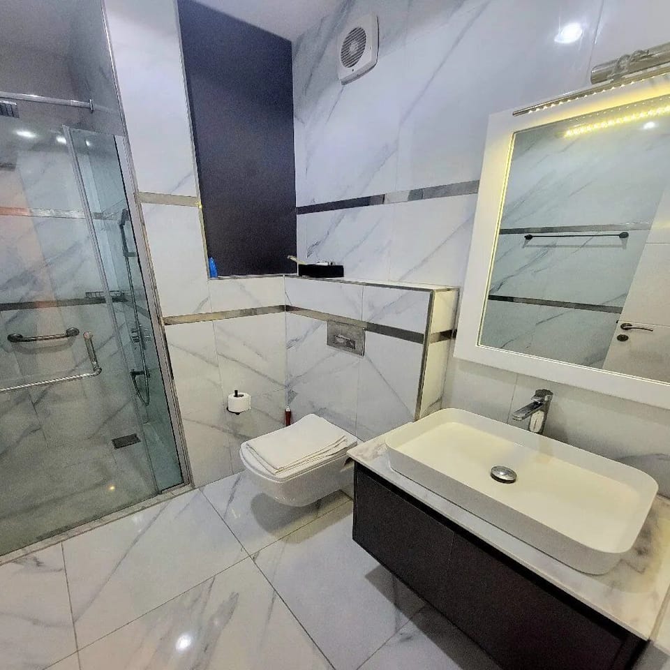 Deluxe Room, Balcony, City View | Bathroom | Bathtub, free toiletries, towels, soap