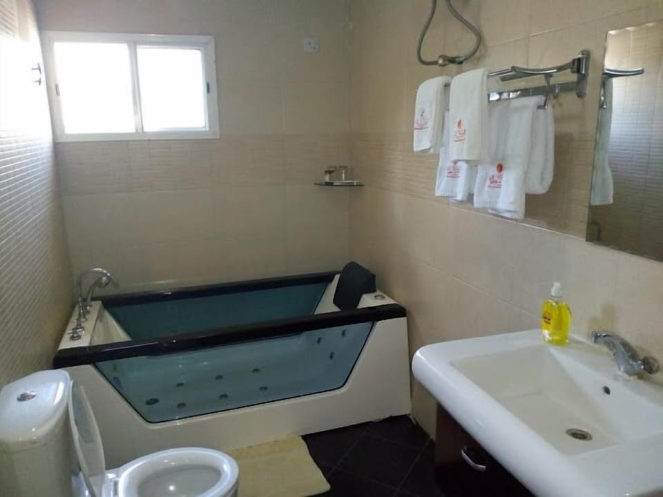 Deluxe Room, Balcony, City View | Bathroom | Towels, soap, shampoo, toilet paper