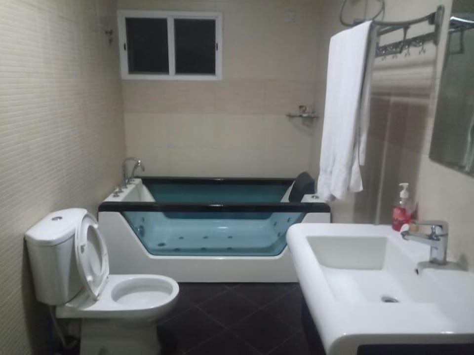 Deluxe Room, Balcony, City View | Bathroom | Towels, soap, shampoo, toilet paper