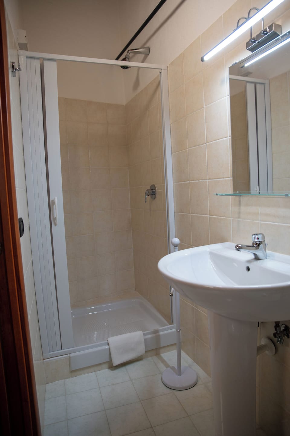 Basic Single Room, 1 Twin Bed, Private Bathroom, Mountain View | Bathroom | Shower, free toiletries, hair dryer, bidet