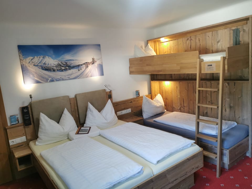 Budget Vierbettzimmer mit Balkon und Bergblick | Premium bedding, in-room safe, desk, laptop workspace