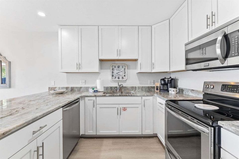 From morning coffee to evening feasts, this kitchen has it all.