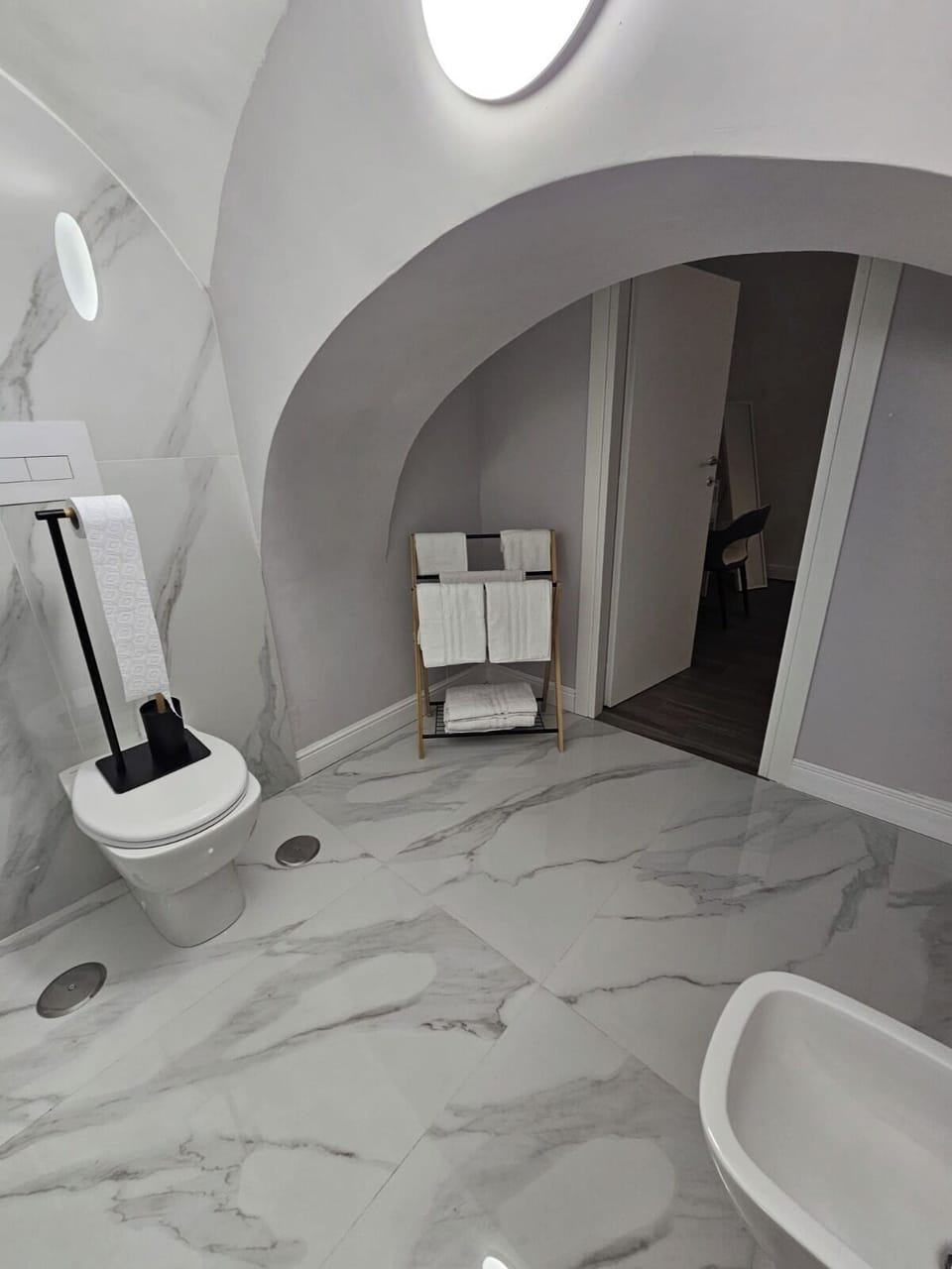 Comfort Double Room | Bathroom | Shower, hydromassage showerhead, free toiletries, hair dryer