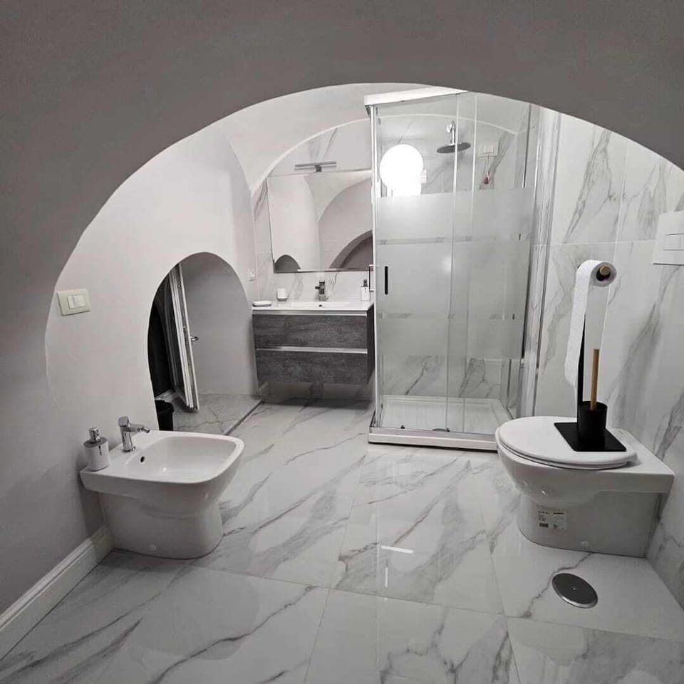 Comfort Double Room | Bathroom | Shower, hydromassage showerhead, free toiletries, hair dryer