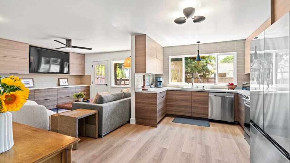 Fully equipped kitchen with bordering den
