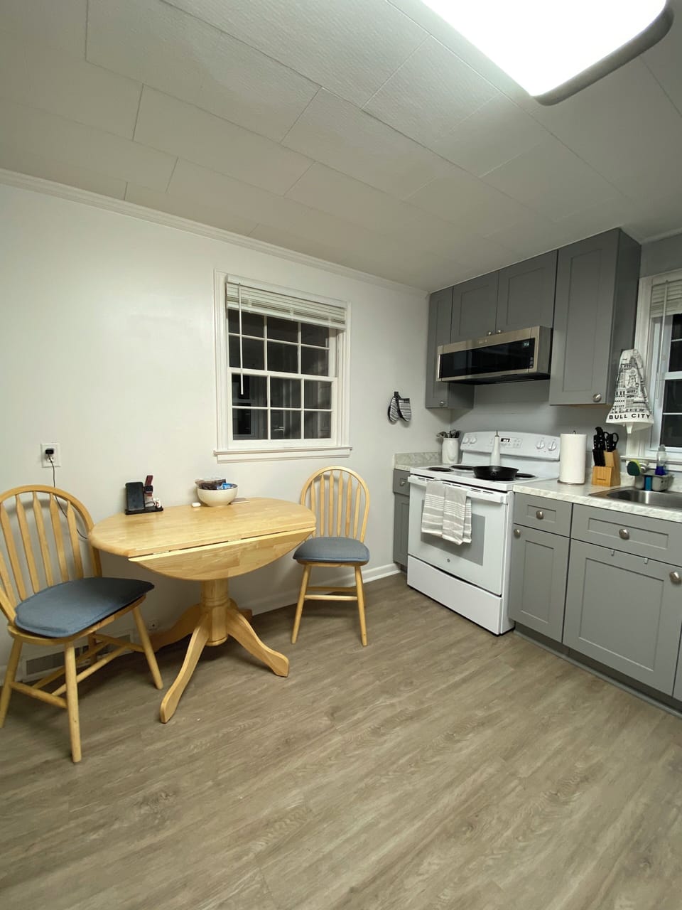 Full size kitchen with new appliances and fully equipped makes cooking easy.