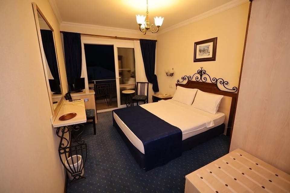 Minibar, free WiFi, bed sheets