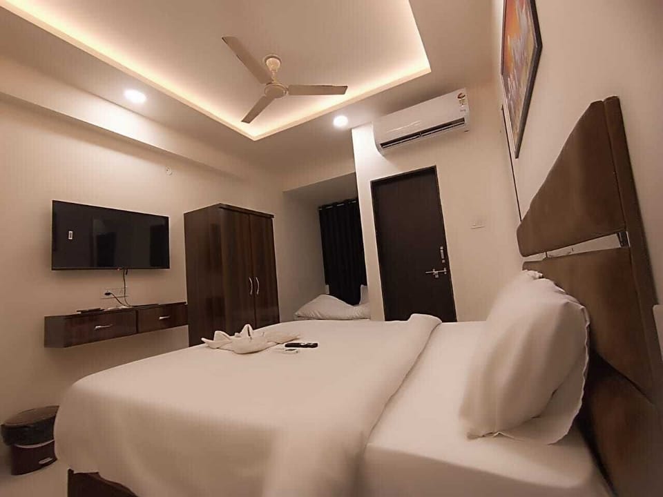 Basic Triple Room | Soundproofing, WiFi (free)