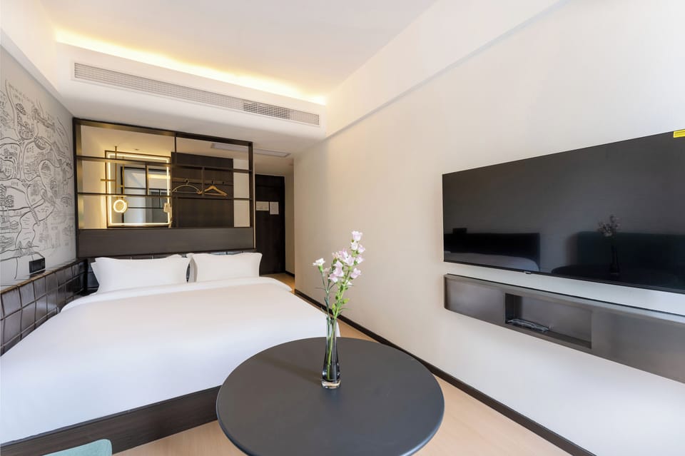 Basic Single Room | Pillowtop beds, in-room safe, blackout drapes, soundproofing