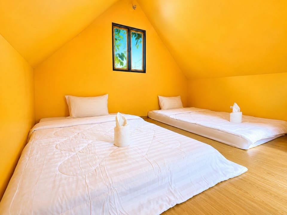 Soundproofing, free WiFi, bed sheets