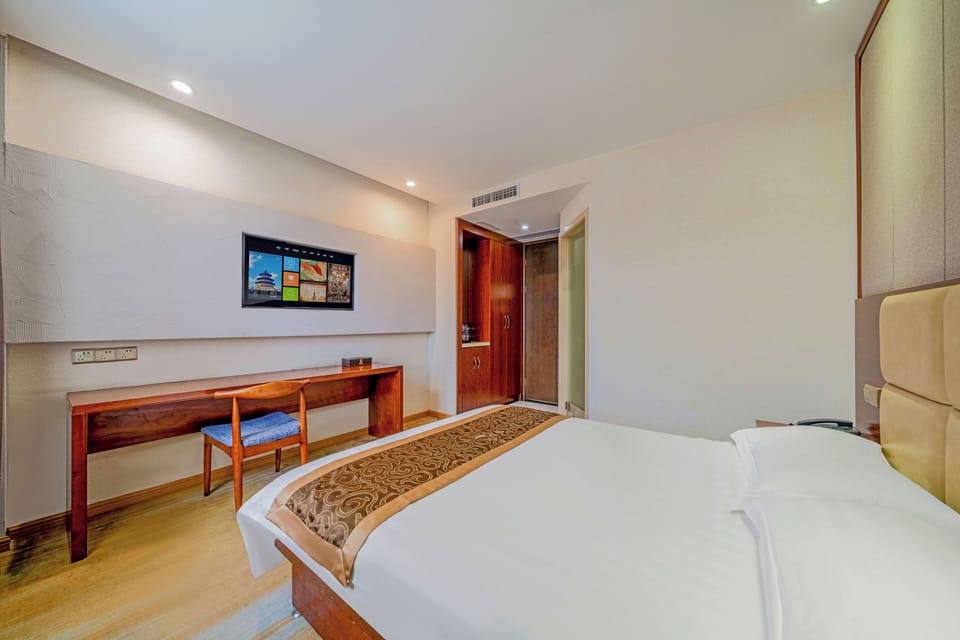 Double Room, Canal View | Desk, laptop workspace, soundproofing, free WiFi