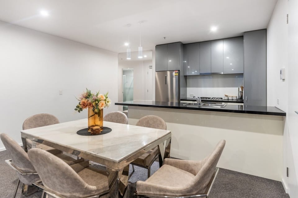Apartment, 3 Bedrooms | Dining room