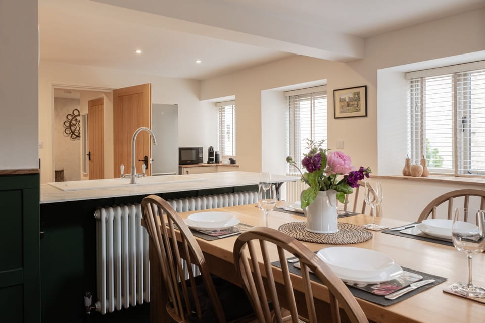 Highgate Dining Area - StayCotswold