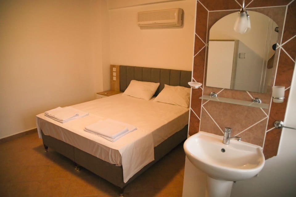 Classic Double Room, Balcony, Lake View | Desk, free WiFi