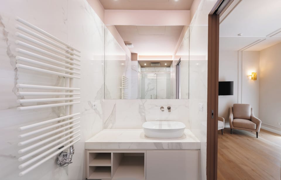 Junior Double Room, City View | Bathroom