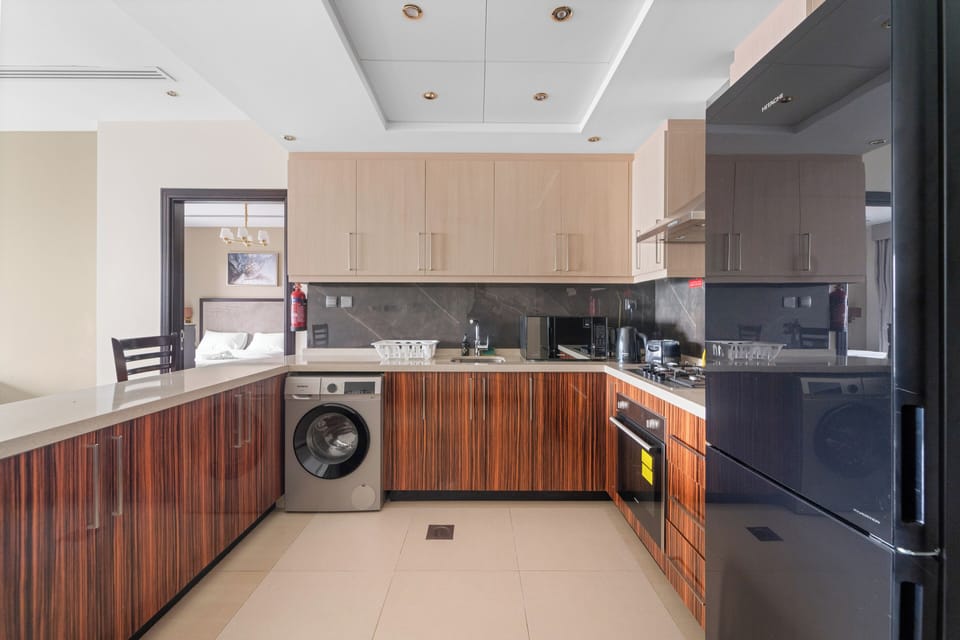 Deluxe Apartment, Canal View | Private kitchen | Microwave, oven, stovetop, electric kettle