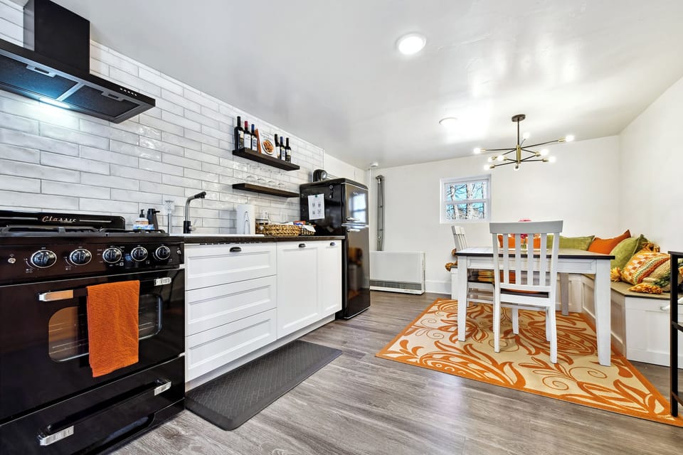 Kitchen with gas range, garbage disposal, dish washer and pull-out trash