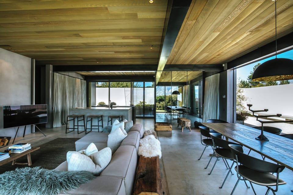 Luxury House, Lake View | Living area