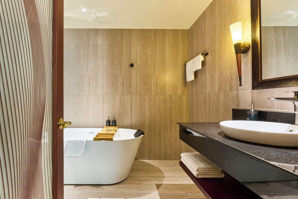 Kin Suite City View | Bathroom | Free toiletries, hair dryer, bathrobes, slippers