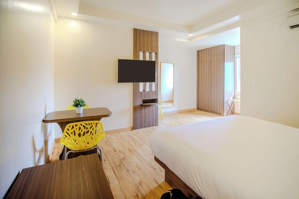 Deluxe Double Room, 1 Queen Bed, Non Smoking, Private Bathroom | In-room safe, desk, laptop workspace, soundproofing