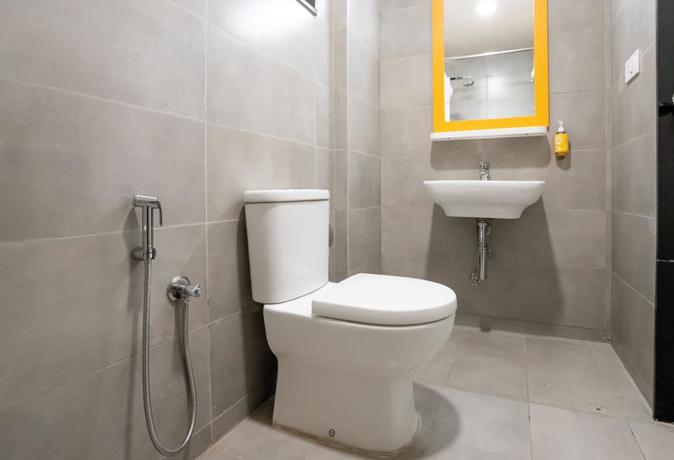 Deluxe Room | Bathroom | Shower, slippers, soap, shampoo