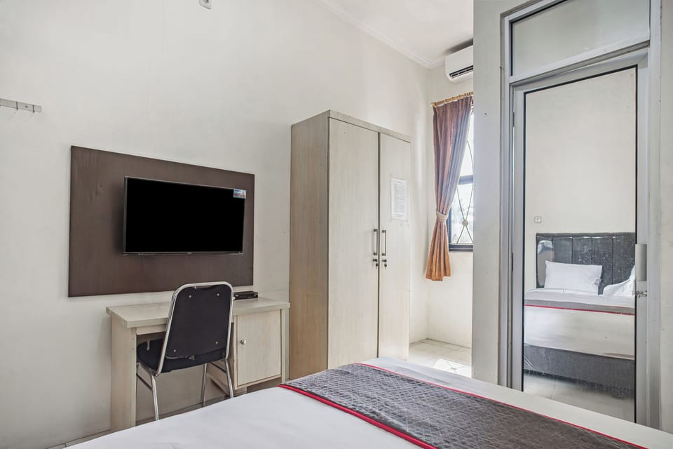 Desk, free WiFi, bed sheets