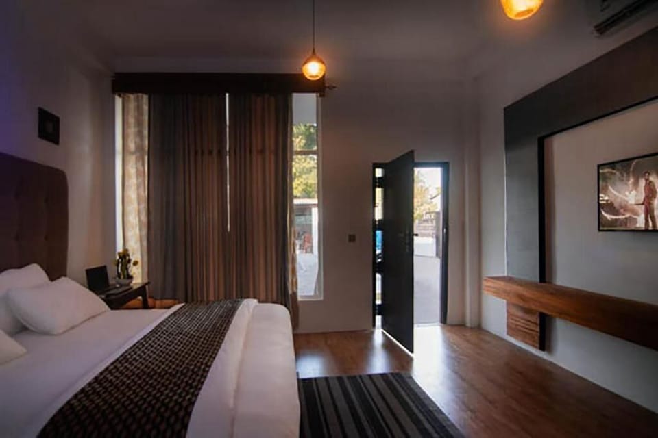 Deluxe Room | Desk, laptop workspace