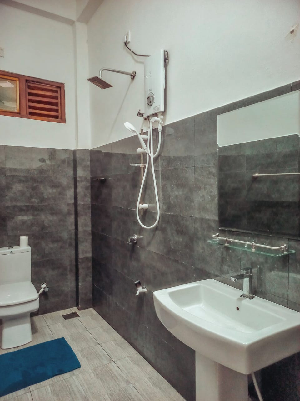 Deluxe Room | Bathroom | Shower, free toiletries, hair dryer, towels