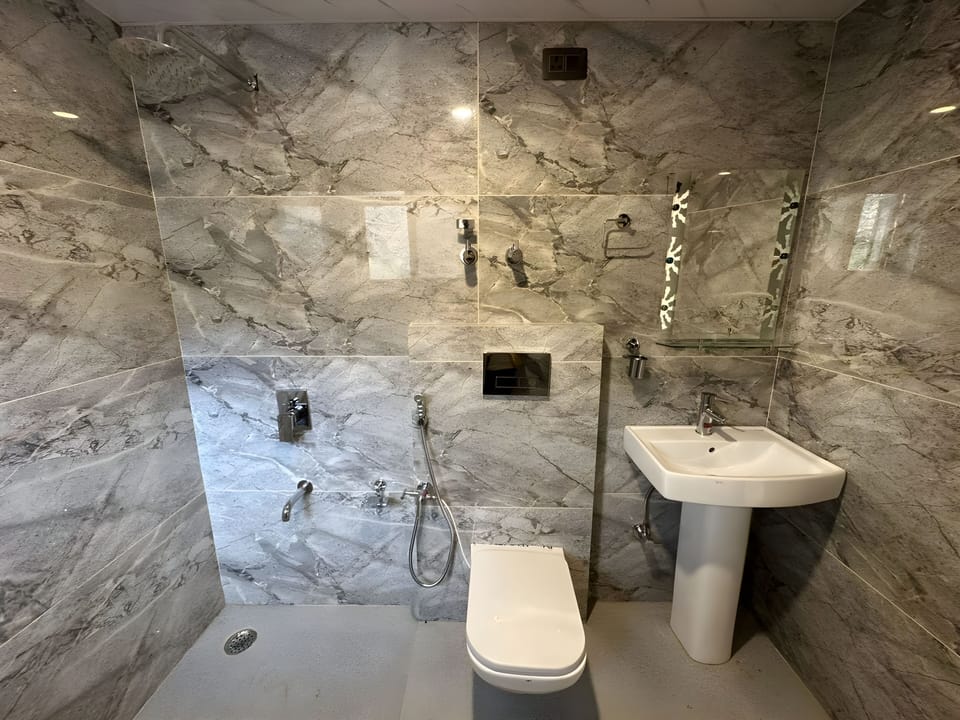 Luxury Double Room, Balcony, Mountain View | Bathroom | Combined shower/tub, towels, soap, shampoo