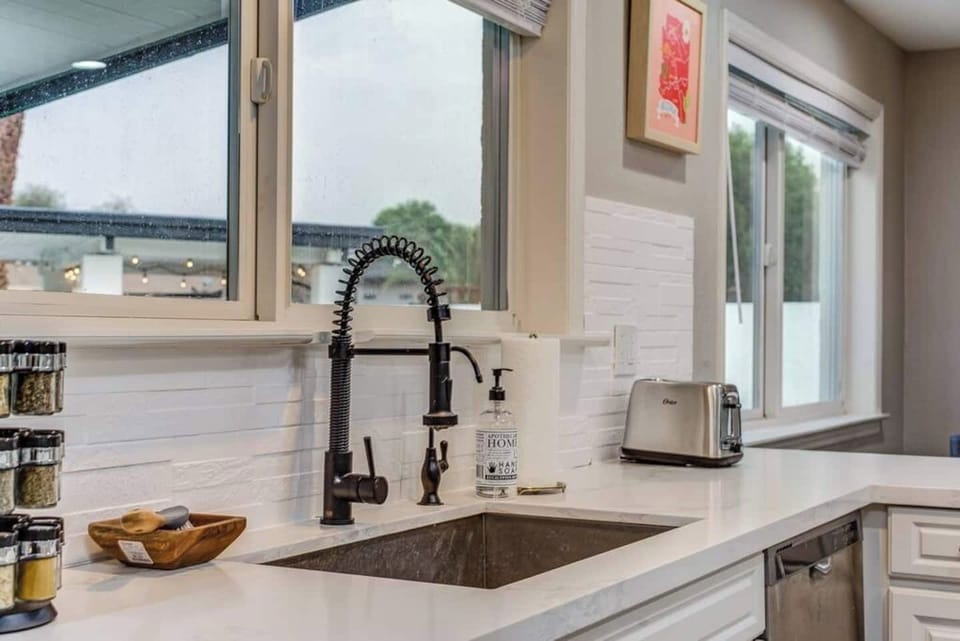 Guest Review:

"Pictures are very accurate! Kitchen fully stocked and our host was super responsive. We had a lovely time!"

- Taylor