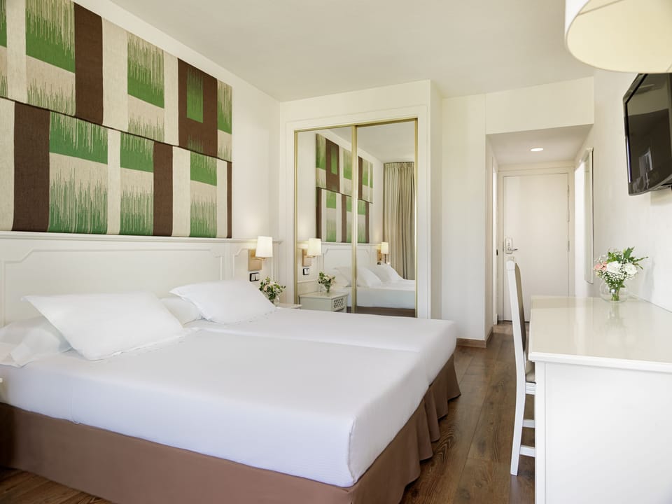In-room safe, desk, soundproofing, free WiFi