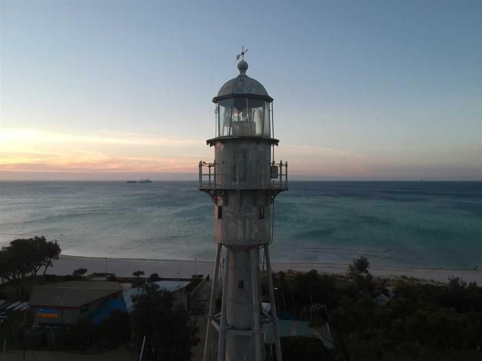 McCrae lighthouse only 15 min walk along the beach