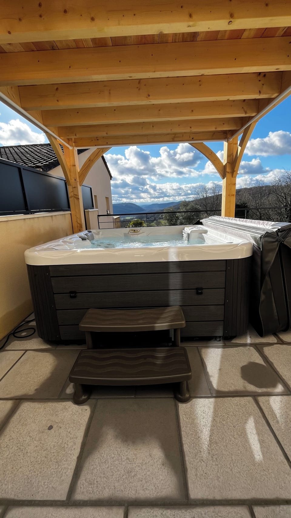 Outdoor spa tub