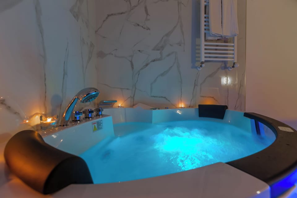 Luxury Room | In-room safe, desk, laptop workspace, soundproofing