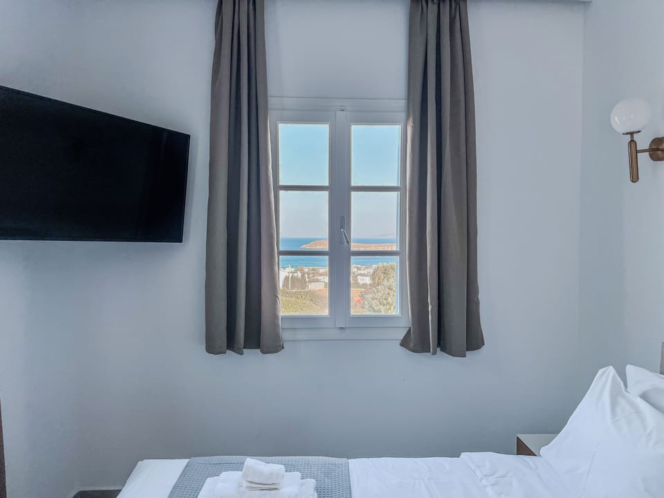 Deluxe Room, Sea View | In-room safe, free WiFi