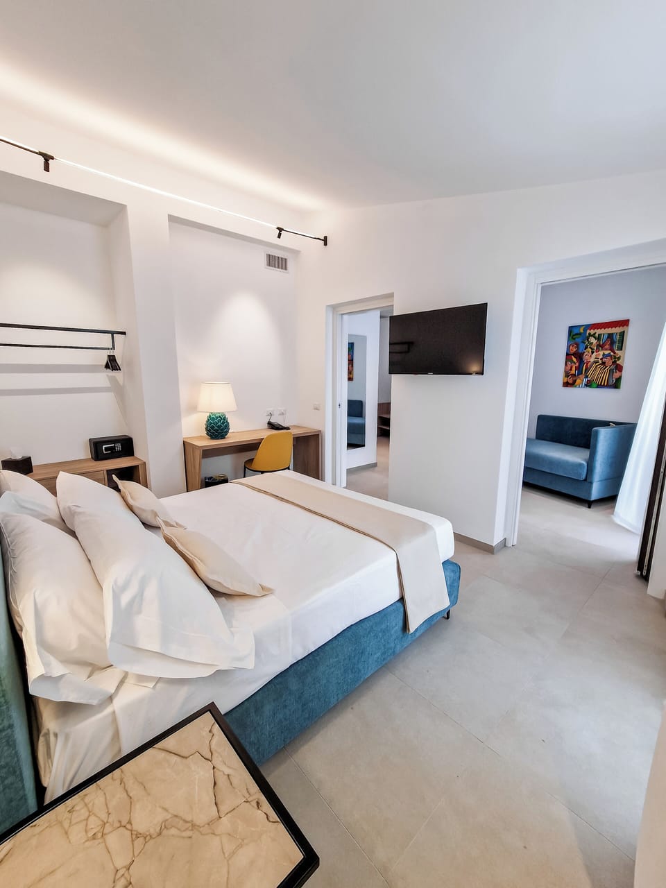 Romantic Suite | Minibar, desk, laptop workspace, free WiFi
